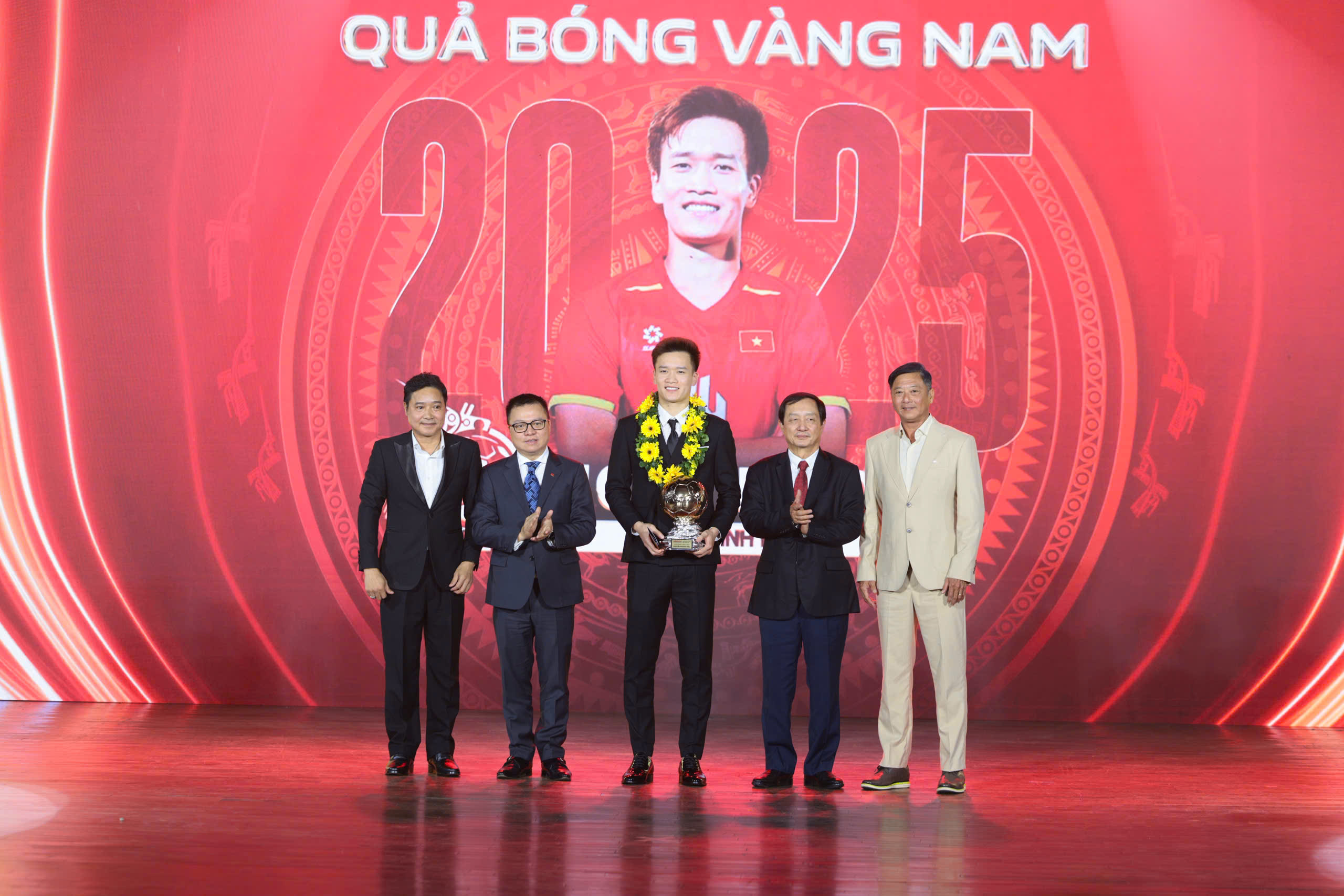 Đại sứ Thương hiệu LPBank lần thứ ba được vinh danh Quả bóng vàng Việt Nam