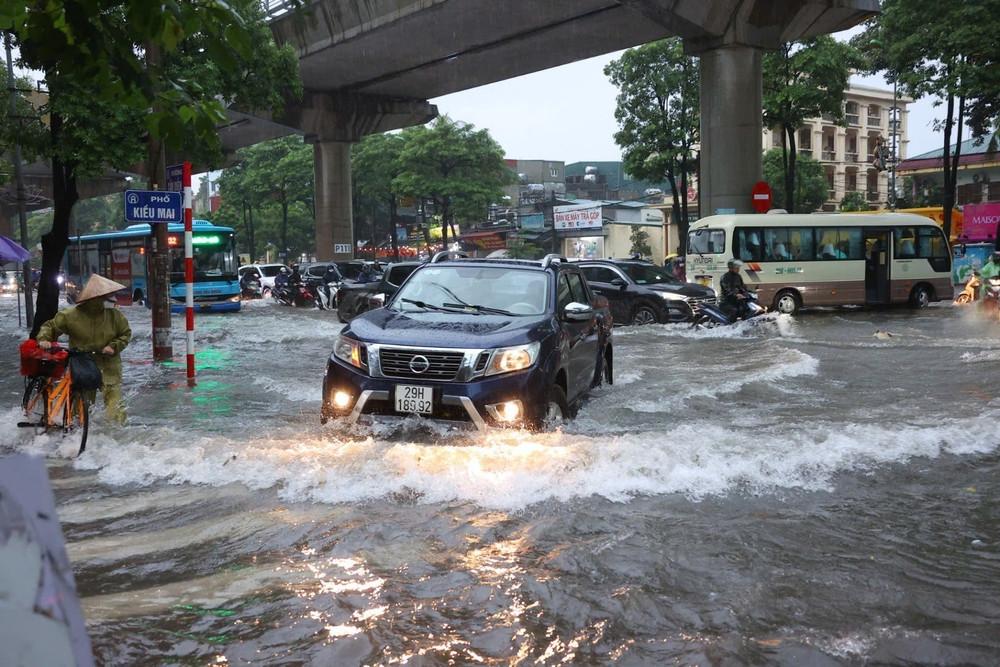 Hà Nội ngập sâu, sedan còn phù hợp với người dùng đô thị?