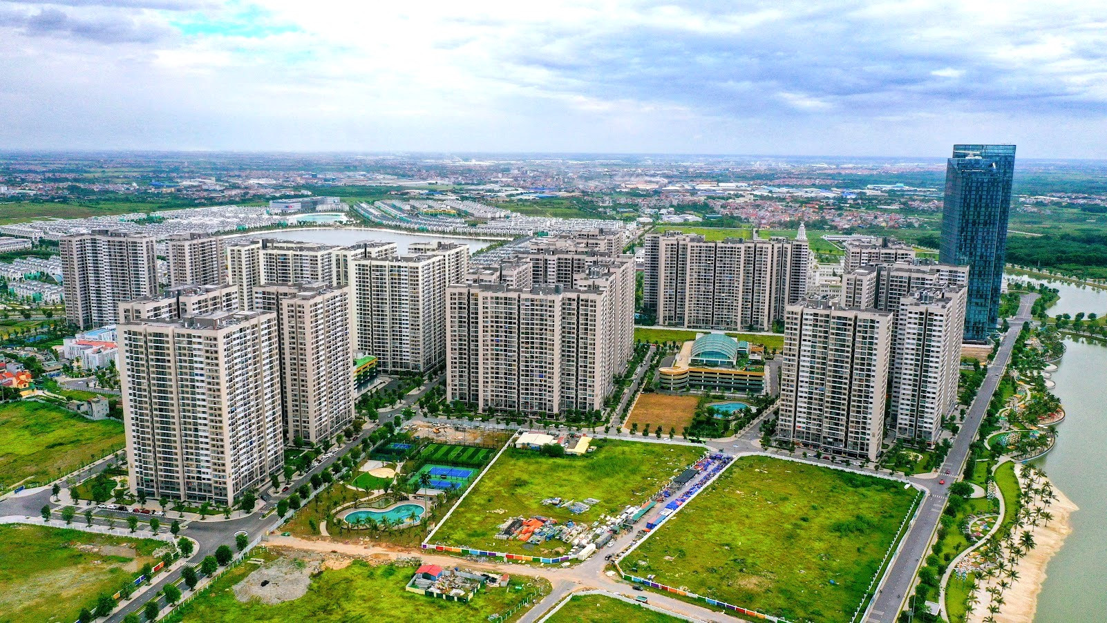 Từ Singapore đến Hong Kong, chung cư hết niên hạn được xử lý thế nào