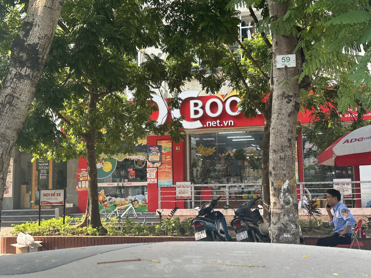  Giữa Thủ Đô đỏ mắt đi tìm sách giáo khoa