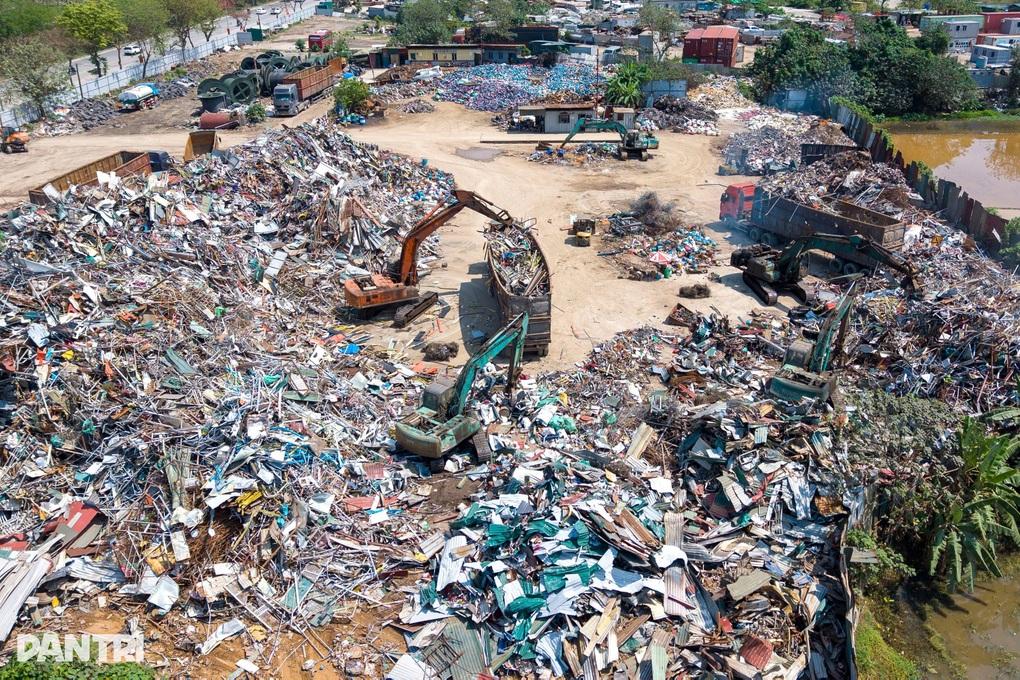 Hà Nội siết quản lý chất thải công nghiệp, ngăn điểm tập kết phế liệu tự phát