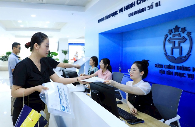Có VNeID, người dân có cần mang theo giấy tờ