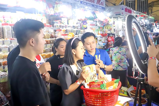 Tiểu thương lên sàn, giữ đơn hàng mới là bài toán khó
