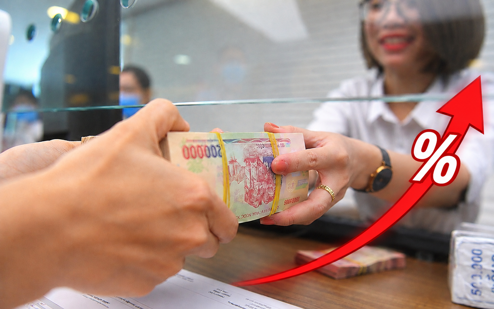 Lãi suất tiền gửi cao trở lại, người vay chịu sức ép gì