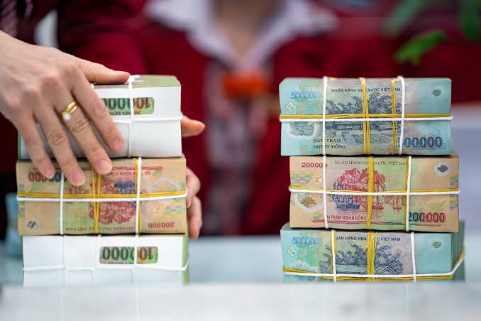 Lãi suất tăng tốc, người gửi tiền mừng - người vay thêm nặng gánh