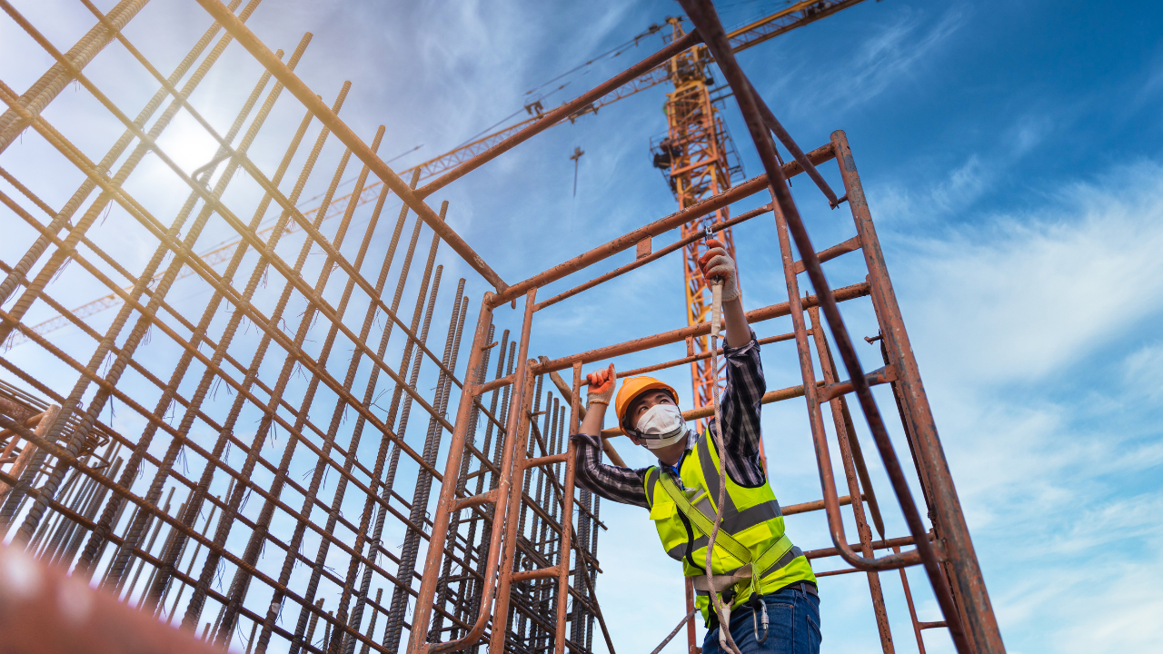 Ngành xây lắp chịu áp lực biên lợi nhuận, thép hưởng lợi từ nhu cầu nội địa