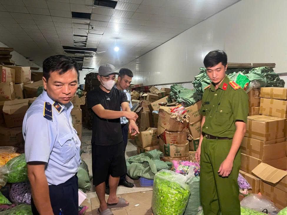 Khởi tố bị can sản xuất hơn 19 tấn bánh kẹo, nước uống giả