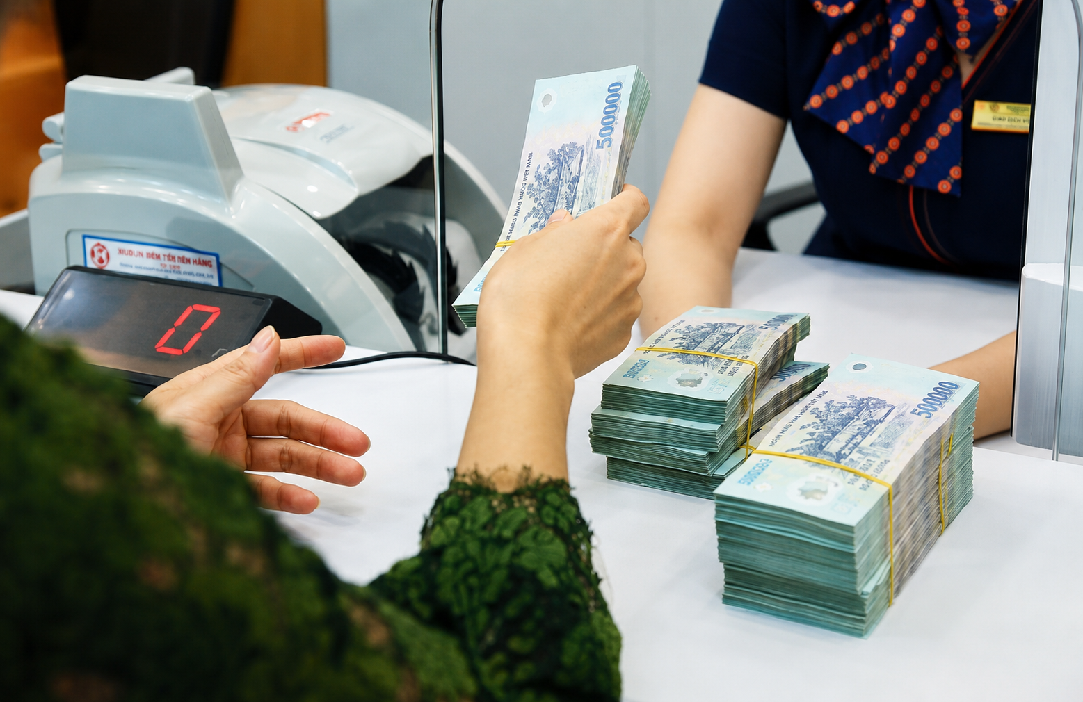 Nhịp bơm – hút tiền và sức ép lãi suất