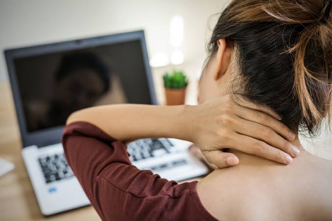 Thoái hóa đốt sống cổ ở người trẻ Dấu hiệu nhận biết và cách cải thiện