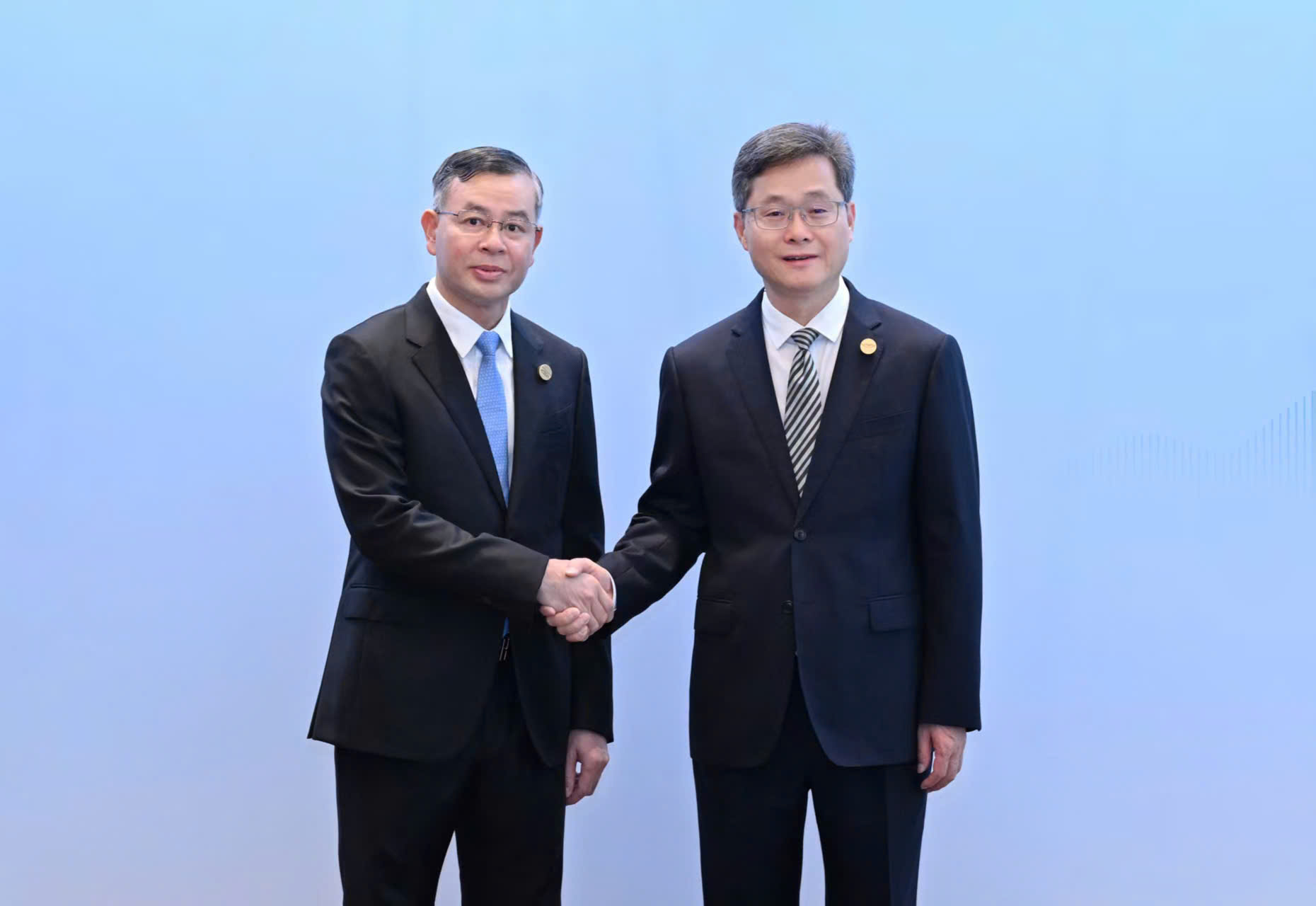 Bộ trưởng Bộ Tài chính Ngô Văn Tuấn làm việc song phương với Bộ trưởng Tài chính Trung Quốc Lan Fo’an