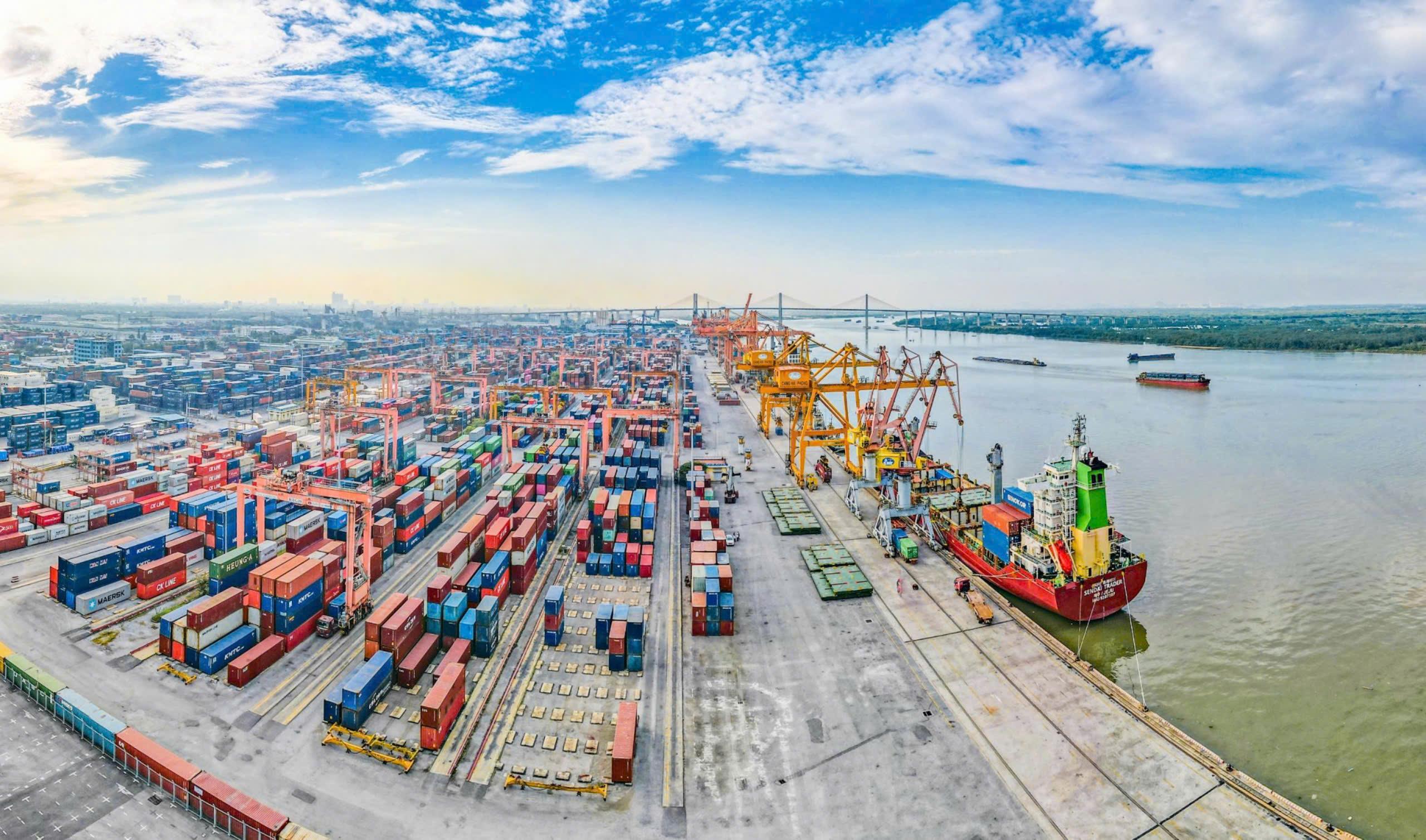 Xuất siêu 1,82 tỷ USD trong nửa đầu tháng 10, khu vực FDI tiếp tục dẫn dắt