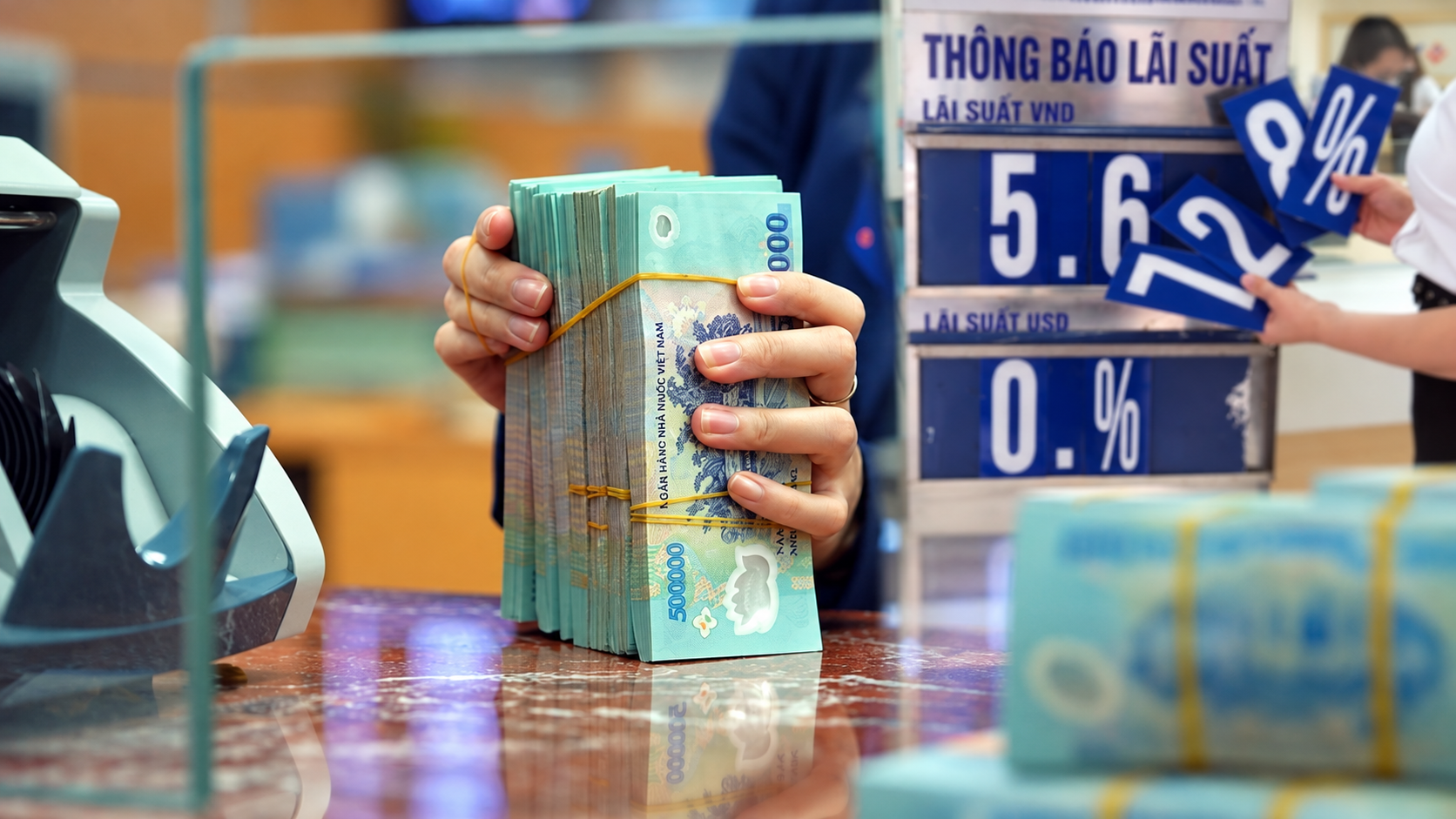 Giảm lãi suất, ngân hàng tìm lời giải từ đâu?