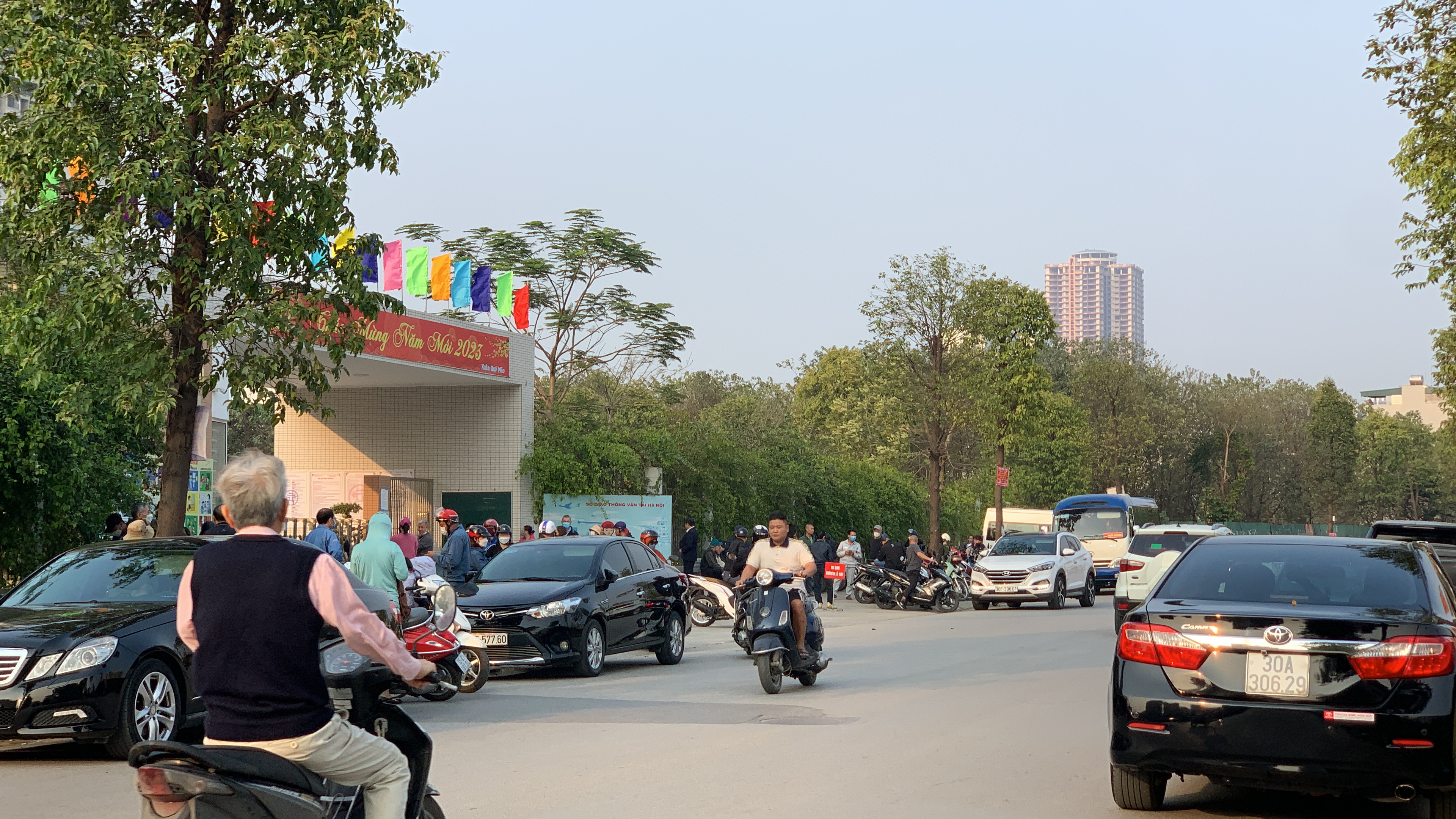 Nỗi lo an toàn giao thông cho học sinh trước cổng trường