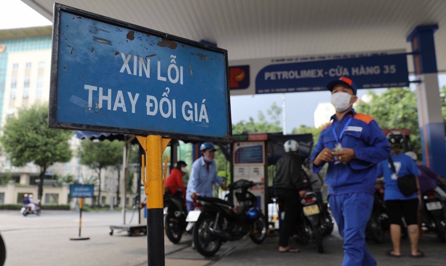 Giá xăng giảm mạnh còn 20.130 đồnglít